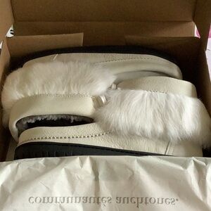 Manitobah Mukluks White L8 NEW